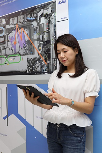 韩国的ASML员工看她的平板电脑