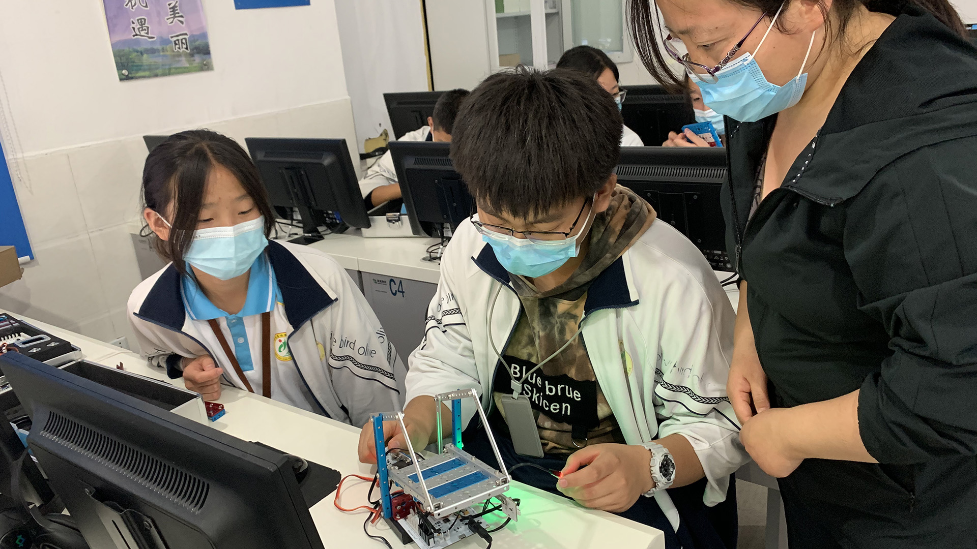 作为ASML基金会在中国的Plan International项目的一部分，ASML员工帮助儿童建造机器人。