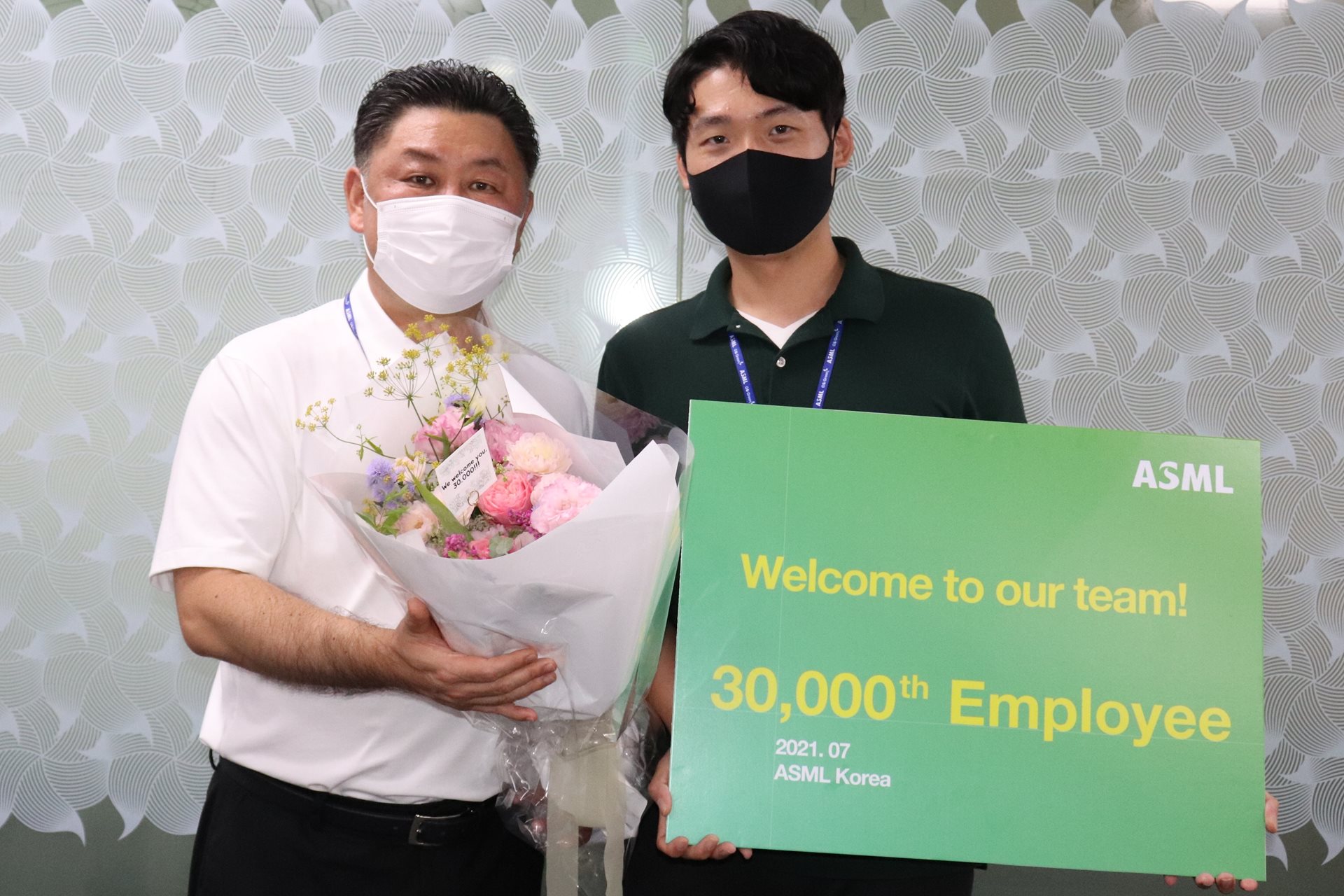 韩国客户支持工程师Han-jun Lee收到证书，以庆祝为30,000名ASML员工