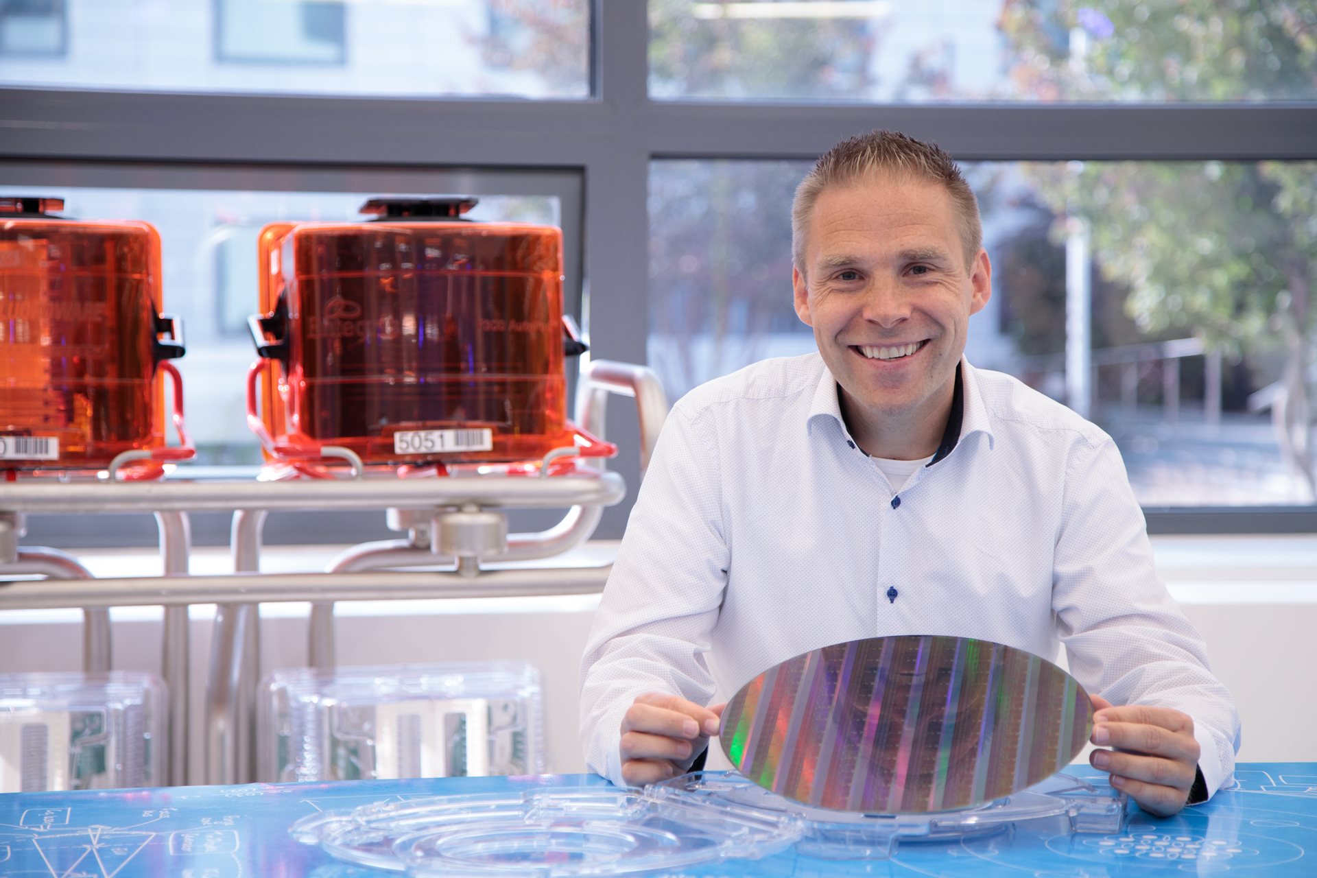 ASML同胞Simon Mathijssen拥有多色的微芯片晶圆。