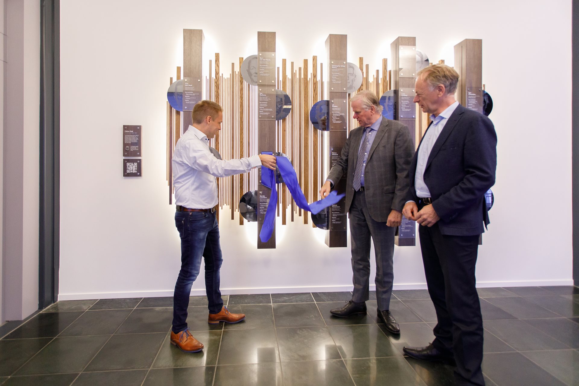 CTO兼总裁Martin van der Brink，副总裁Jos Benschop和Simon在ASML研究员墙上揭开了他的牌匾。