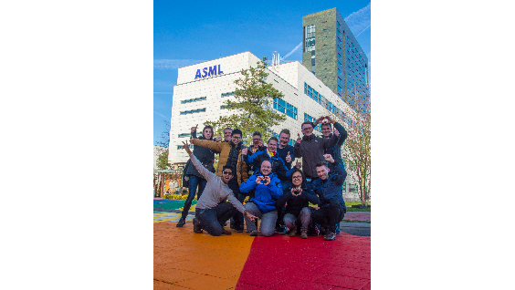 LGBTI员工网络Pured的一群ASML员工在彩虹杂交上摆姿势。
