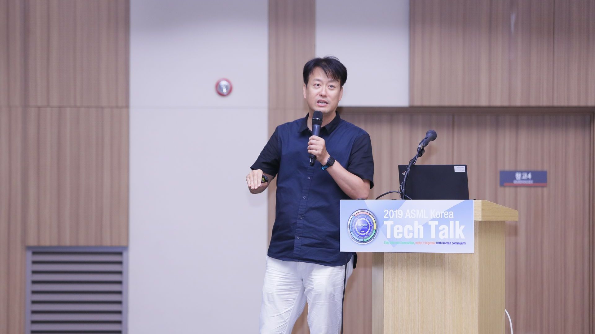 在2019年韩国科技演讲中的舞台演讲者