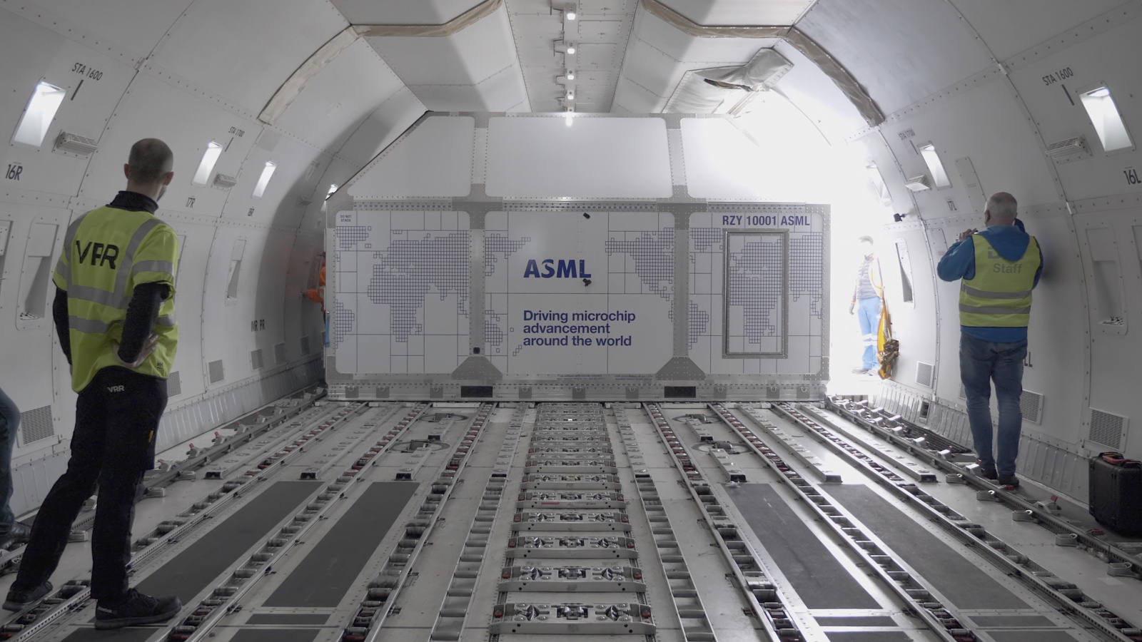 带有光刻系统部分的ASML容器被加载到货物平面中。