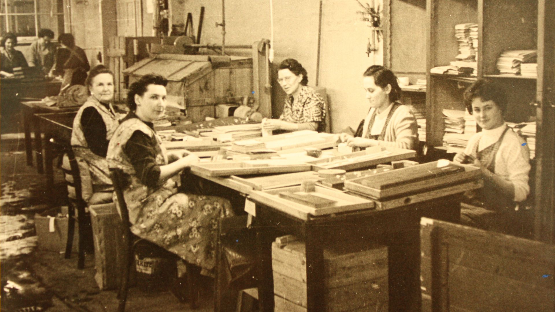 女人在工作室的桌子上的老式图像。