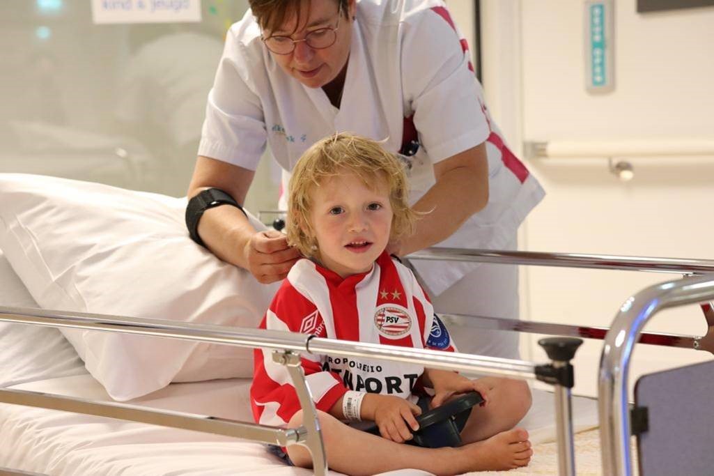 小子在医院床上的PSV衬衫