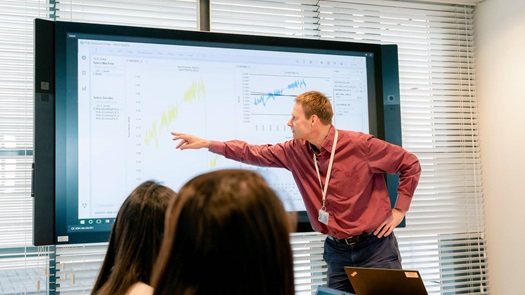 一位高级ASML项目经理穿着红色衬衫在会议期间提出了数据见解。