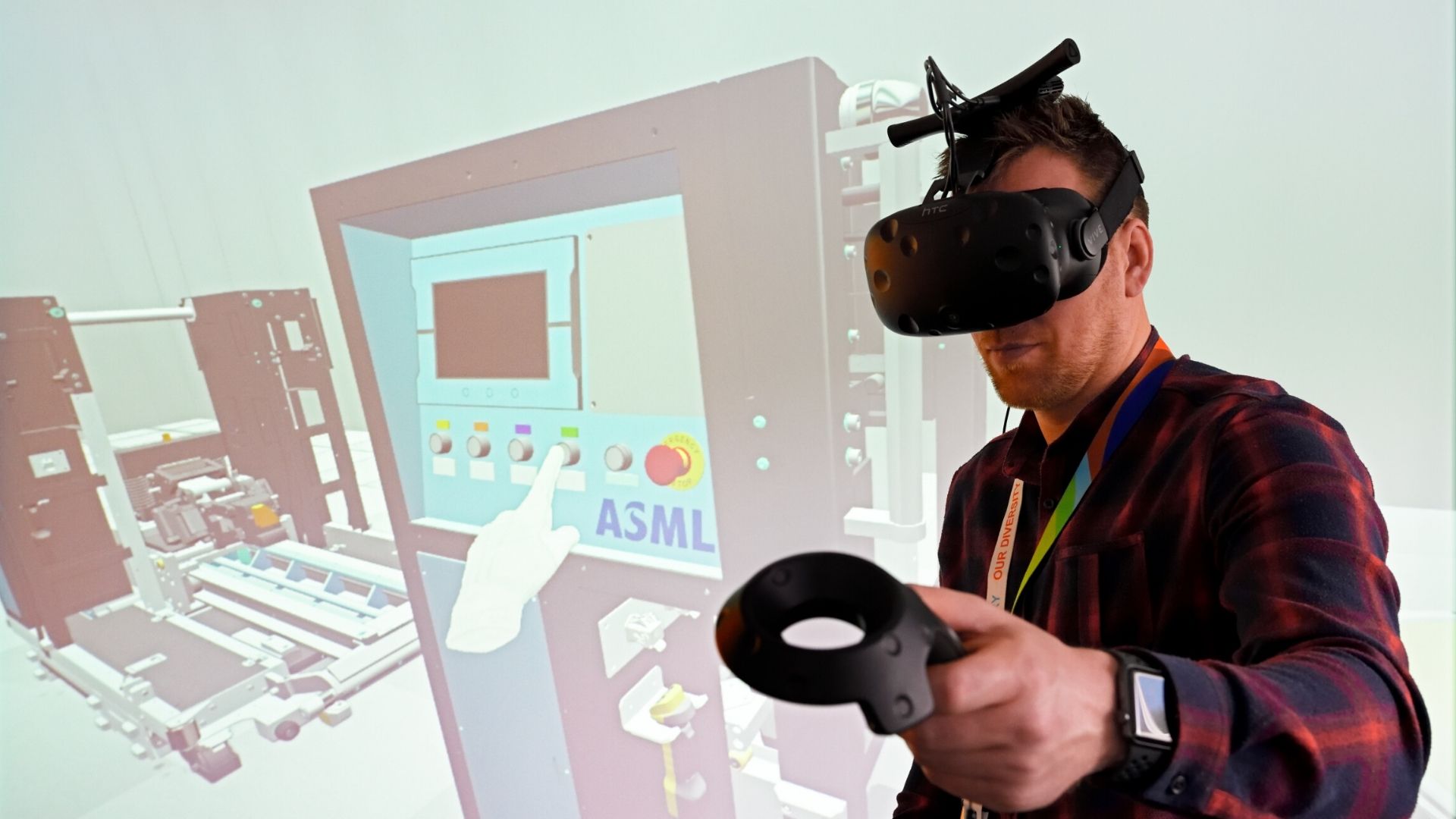 一个人使用VR耳机来学习如何为ASML光刻机器服务。