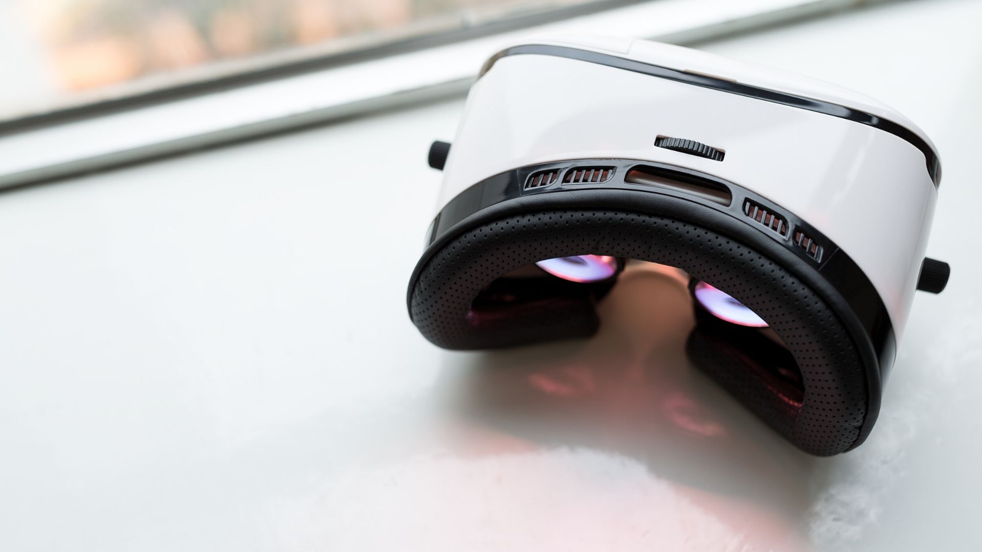 白色VR耳机位于窗台上。