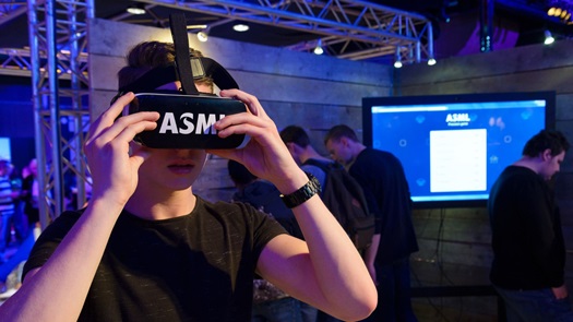 一个少年在书呆子之夜探索了ASML的VR世界