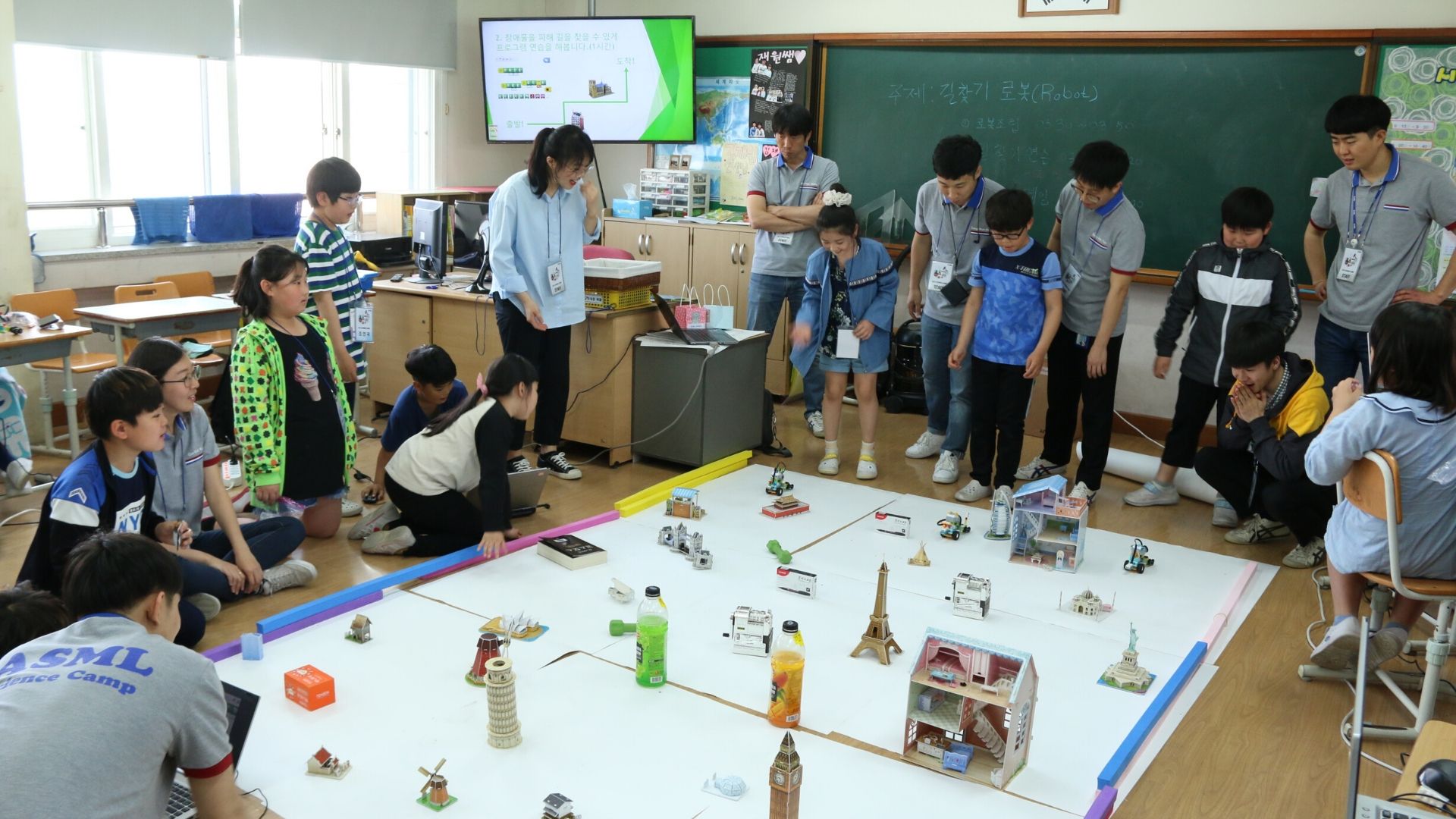 小学儿童在ASML韩国科学训练营玩与技术有关的游戏万博manbetx官网登录