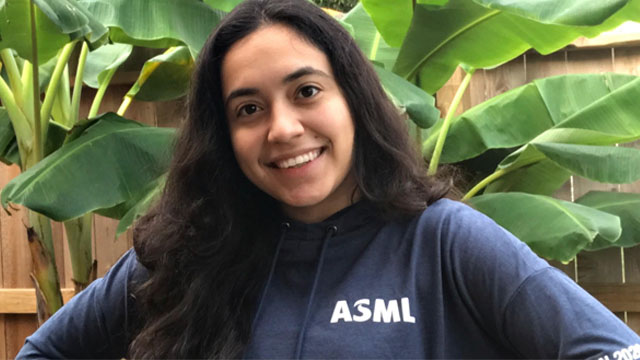 韦尔斯利学院（Wellesley College）应用物理学生金伯利·埃尔南德斯（Kimberly Hernandez）在德克萨斯州远程担任ASML实习生。
