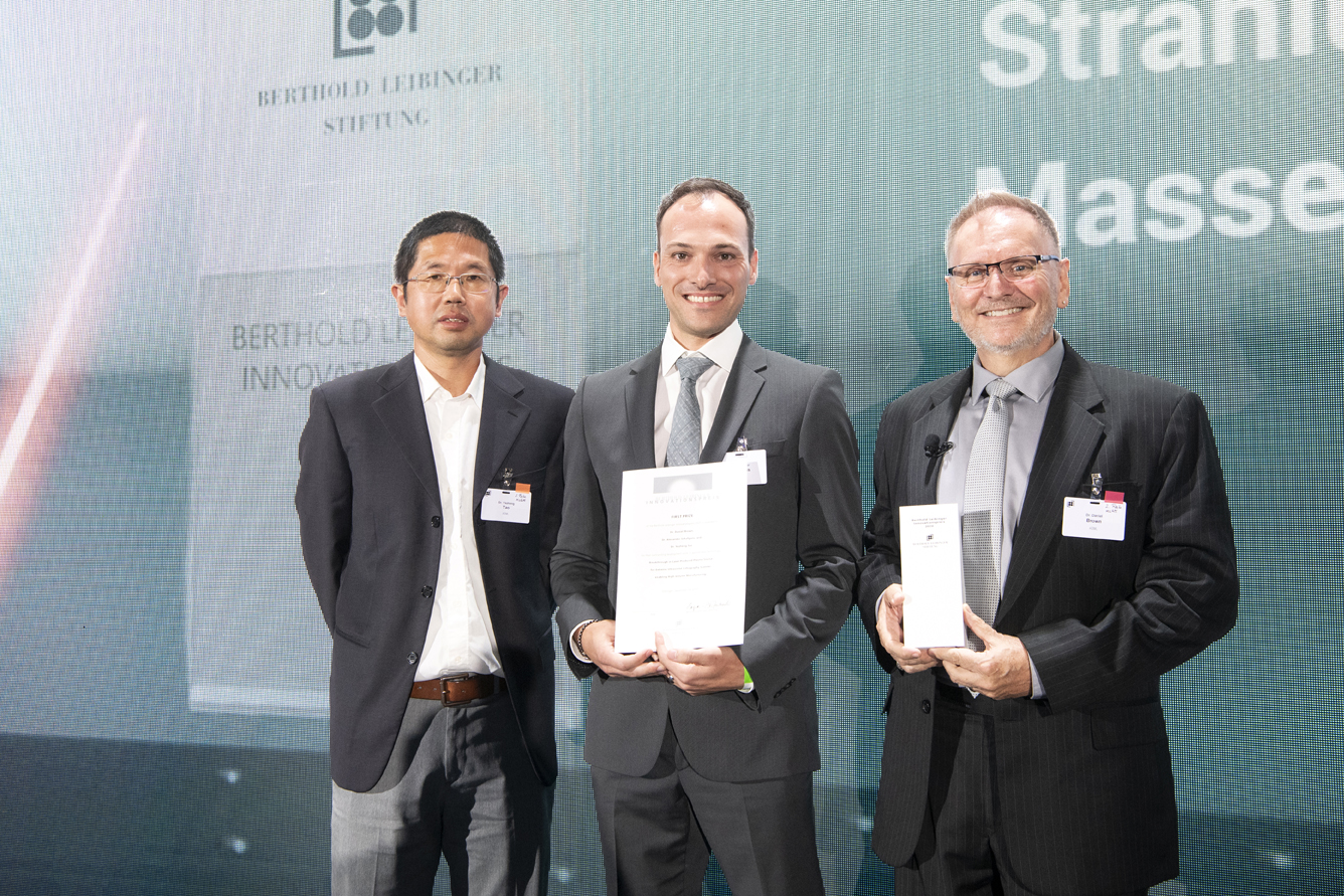 三名ASML员工因在颁奖典礼上拍摄的EUV Light Source Development Post的努力而获得了Leibinger Innovation奖。