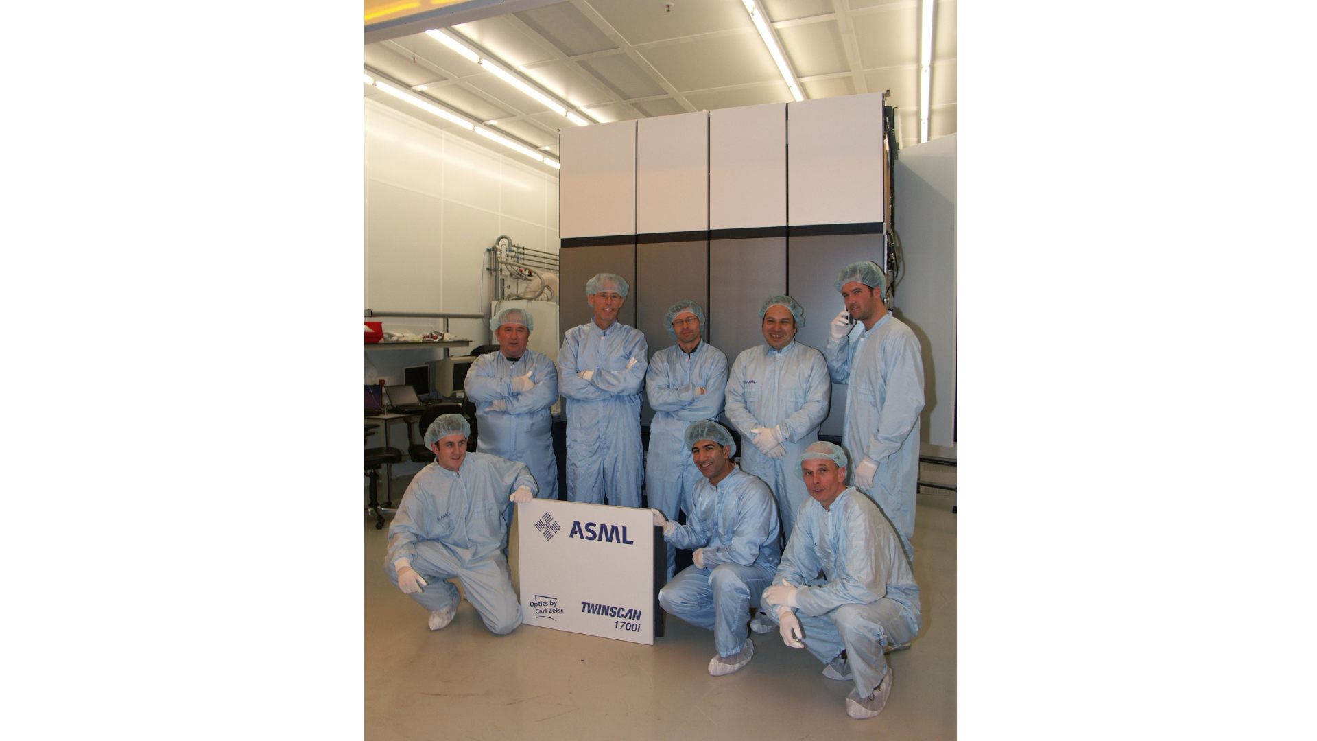 一组工程师庆祝Twinscan XT：1700I的发行 - 首个沉浸式生产机器。