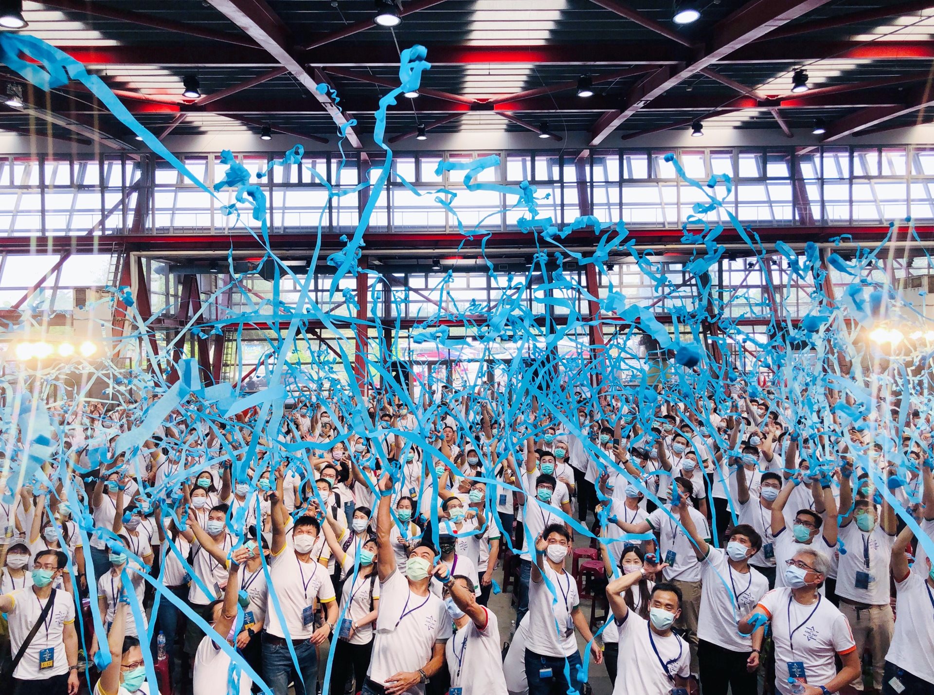 一群来自台湾的员工放开蓝色彩带