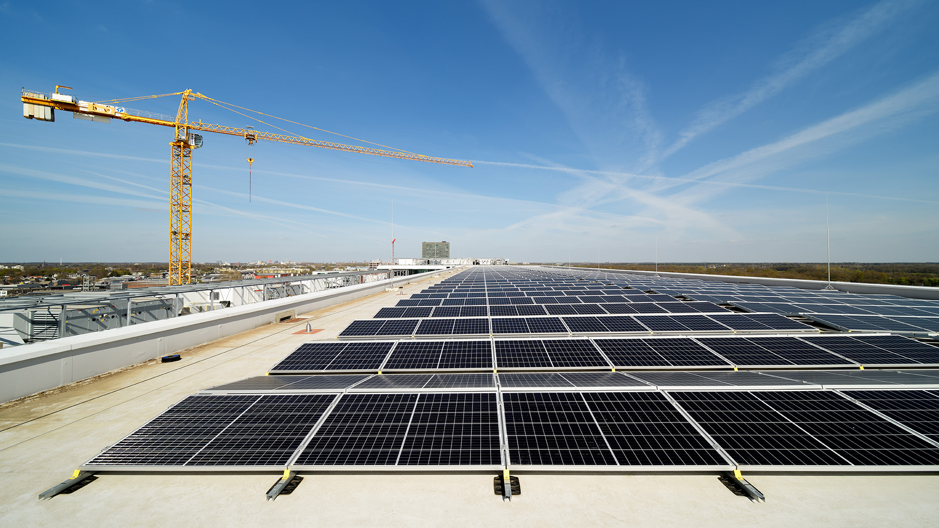 覆盖荷兰Veldhoven ASML仓库屋顶的太阳能电池板。