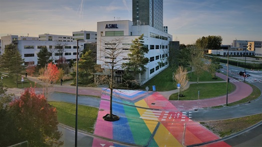ASML的新进度旗更新了彩虹杂交，于2021年更新。